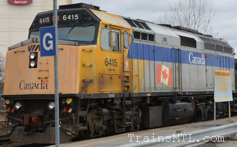 Locomotive VIA6415 with old colors / Locomotive VIA6415 avec les